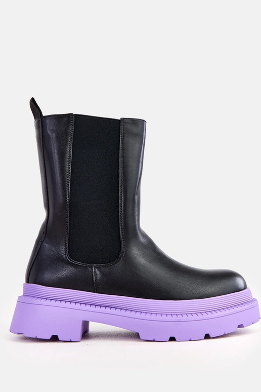 Czarne botki na fioletowej podeszwie...