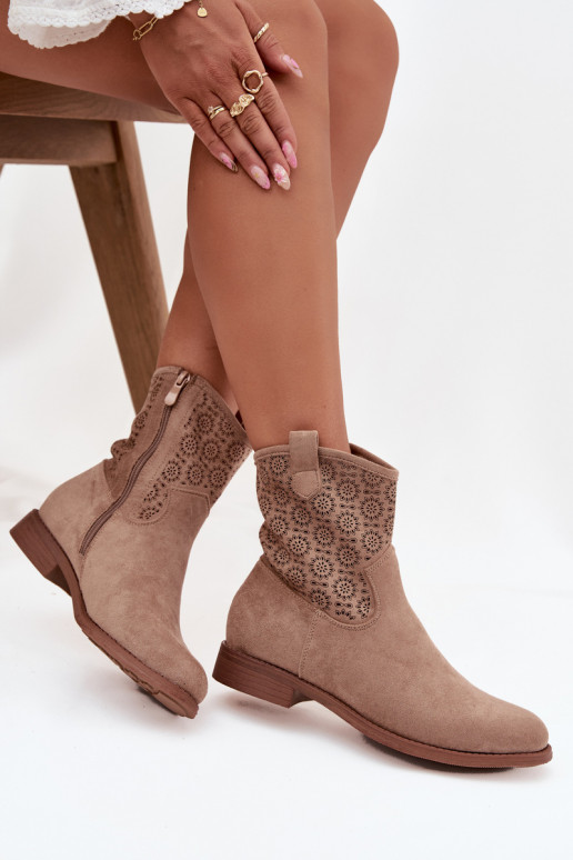 Bottes pour femmes avec des talons larges avec des éléments ajourés S.Barski HY52-530 beige