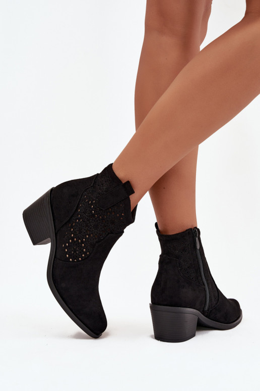 Bottes pour femmes avec des éléments ajourés avec des talons S.Barski HY52-529 couleur noire