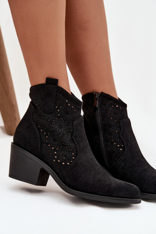 Bottes pour femmes avec des éléments ajourés avec des talons S.Barski HY52-529 couleur noire