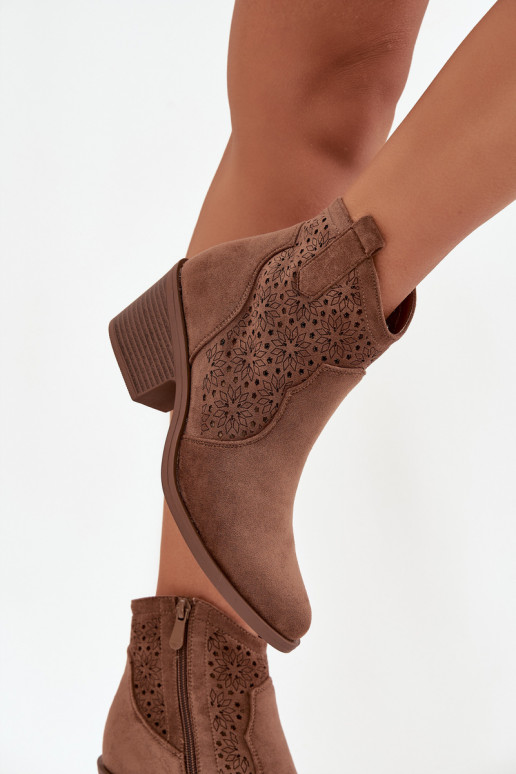 Bottes pour femmes avec des éléments ajourés avec des talons S.Barski HY52-529 marron Bottes pour femmes avec des éléments ajourés avec des talons S.Barski HY52-529 marron