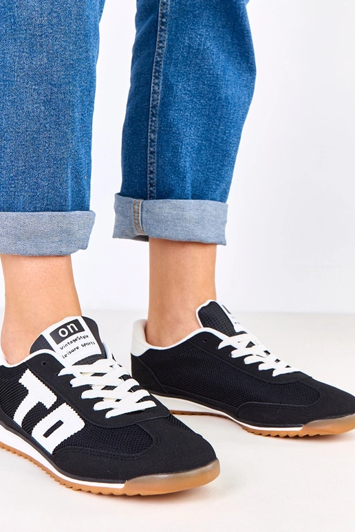 Baskets noires avec éléments blancs,...