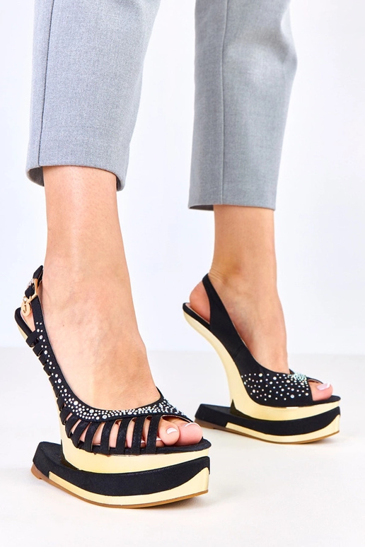 Sandales noires avec zircons sur un...