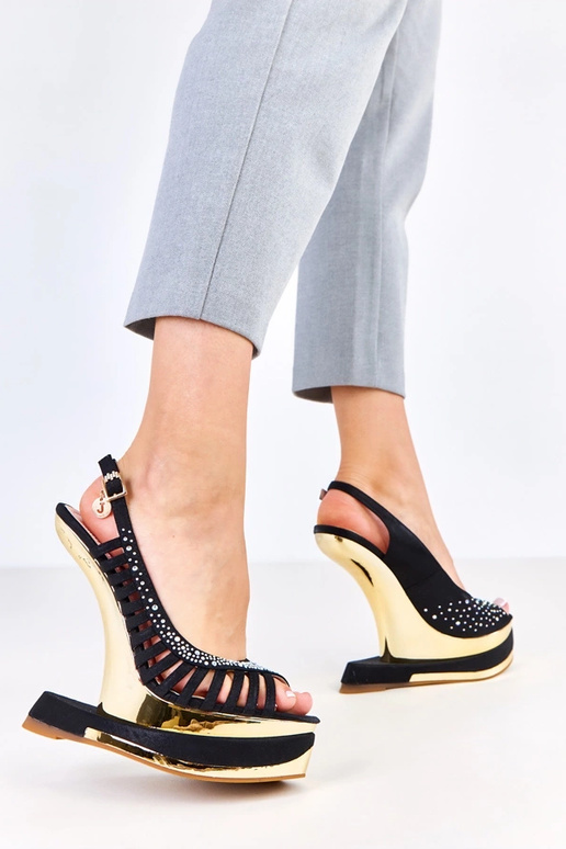 Sandales noires avec zircons sur un...