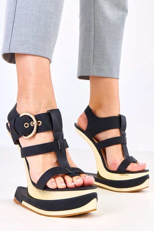 Sandales noires sur un talon...