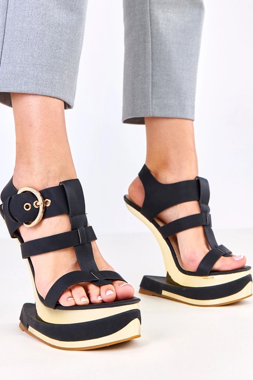 Sandales noires sur un talon...