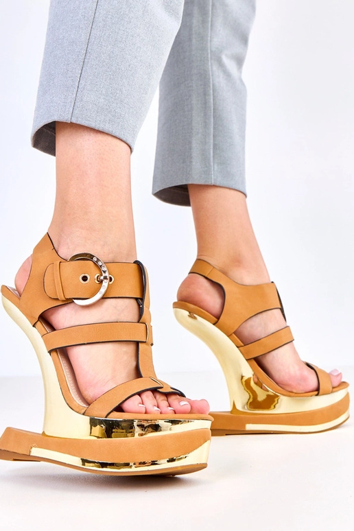 Sandales marron sur un talon...