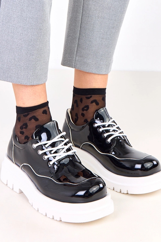 Bottines noires sur semelle épaisse...