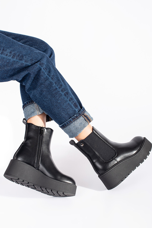 couleur noire Chaussures de femme sur un coin