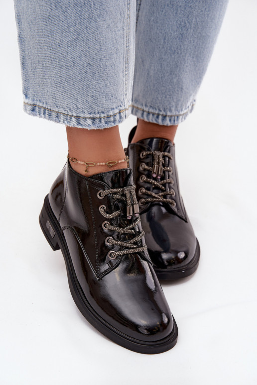 Peau avec effet vernis Bottes pour femmes Avec des décorations Laçagem D&A MR52-124 couleur noire