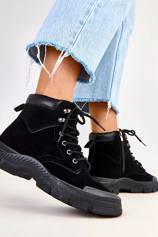 Bottines noires en suède synthétique...