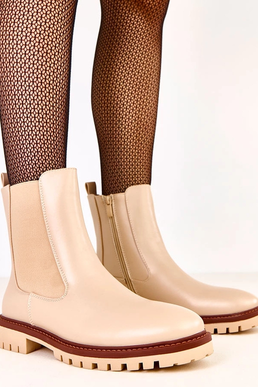 Bottines beige à semelle plate avec... Bottines beige à semelle plate avec...