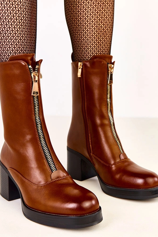 Bottines brunes à talon avec...