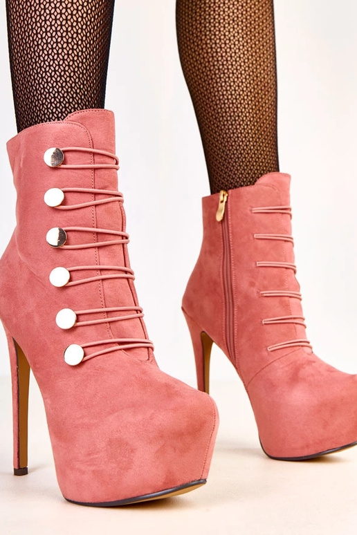 Bottines roses avec boutons dorés...
