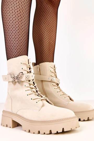 Bottes en toile beiges avec un papillon sur un ruban décoratif Lelita