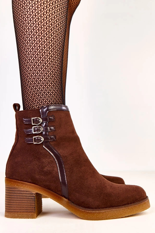 Bottines marron à talon avec boucles...