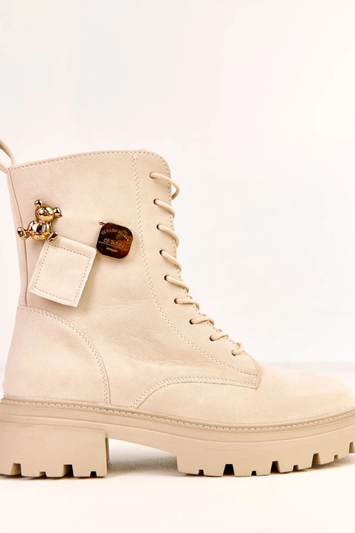 Bottines féminines beige ornées d'un...