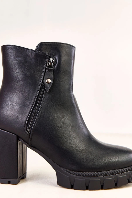 Bottines noires à talon avec...