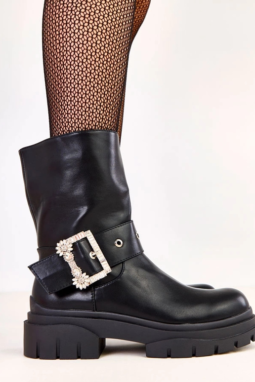 Bottines noires ornées d'une boucle...