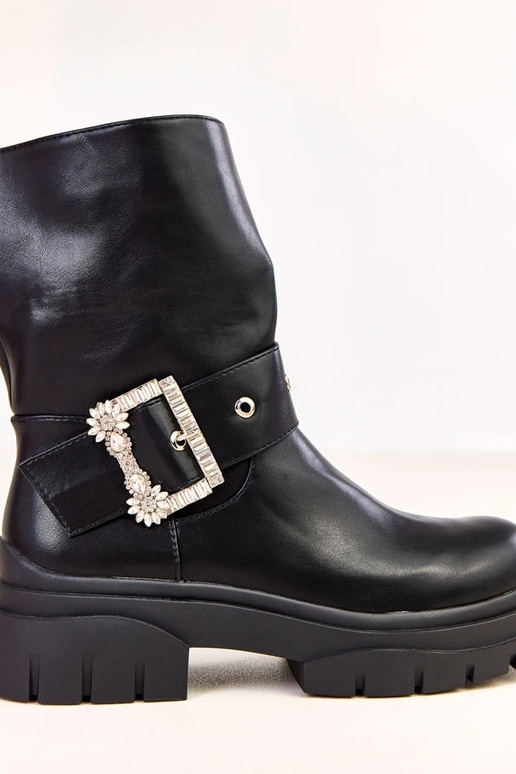 Bottines noires ornées d'une boucle...