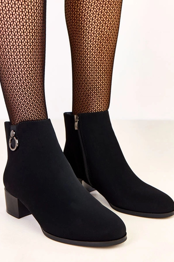 Bottines noires à talon en forme de colonne avec embellissement élégant Sevira