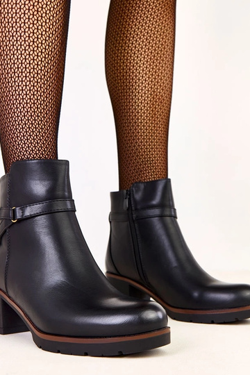 Bottines noires à talon bas en forme de colonne avec une sangle décorative Ballin