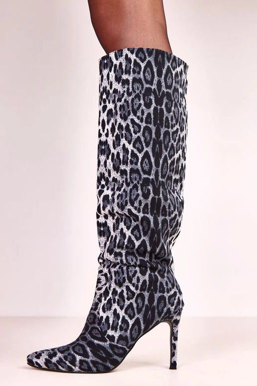 Bottes noires à motif léopard... Bottes noires à motif léopard...