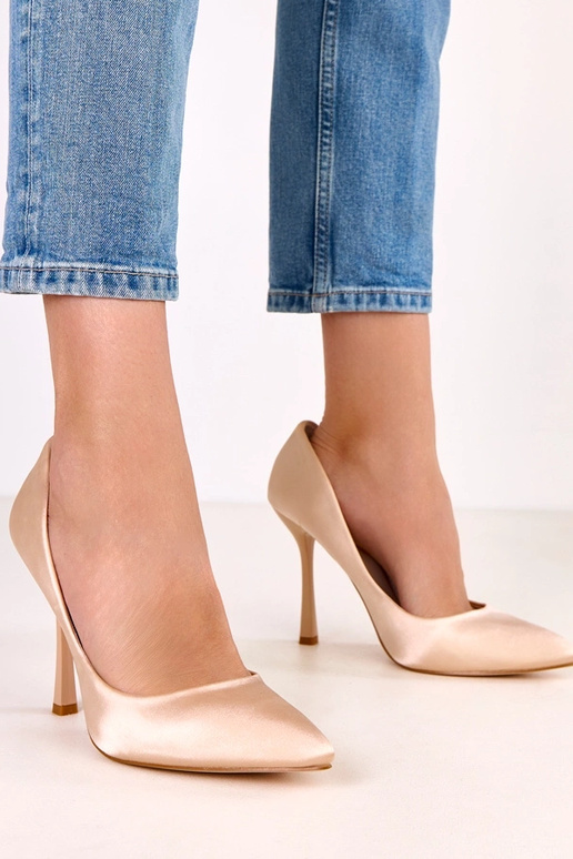 Talons aiguilles sable avec finition... Talons aiguilles sable avec finition...