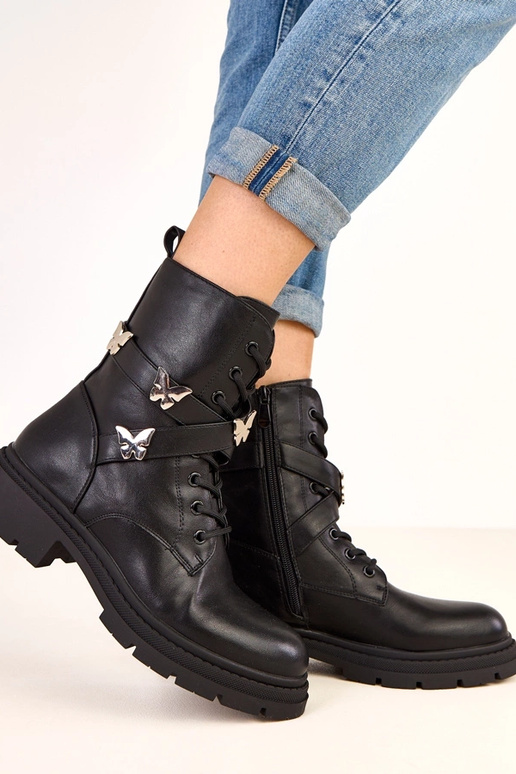 Bottines noires avec décorations en... Bottines noires avec décorations en...