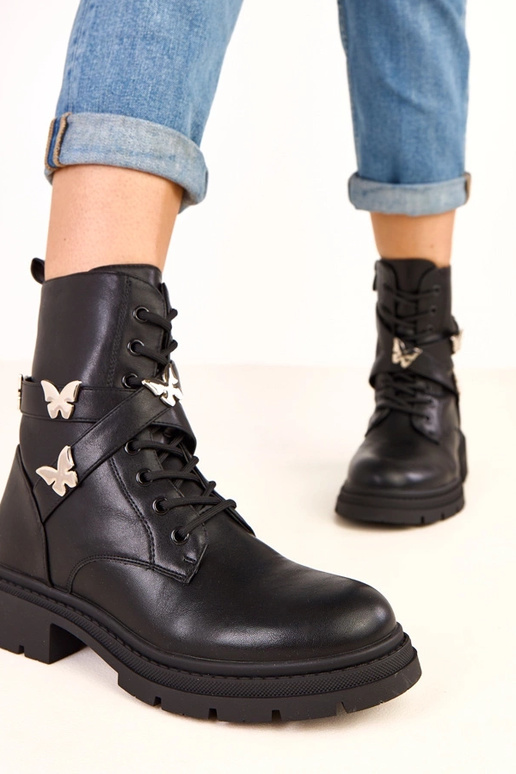 Bottines noires avec décorations en... Bottines noires avec décorations en...
