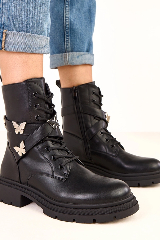 Bottines noires avec décorations en... Bottines noires avec décorations en...