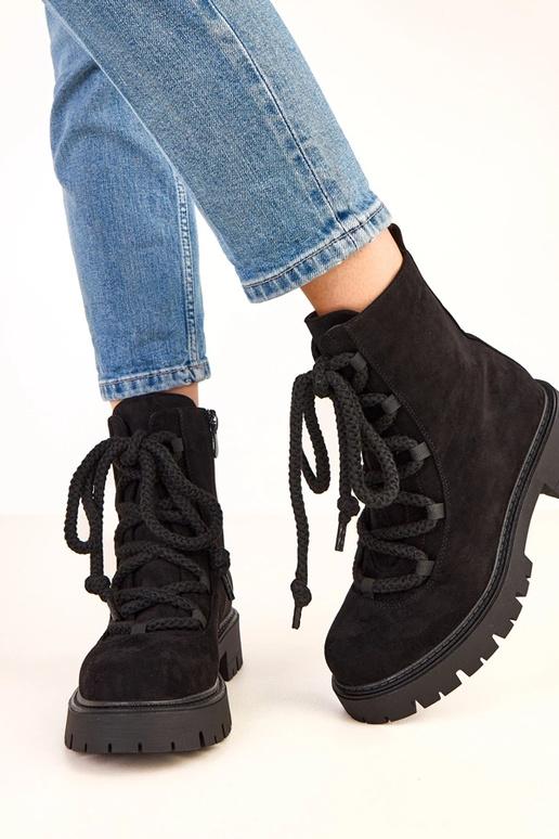 Bottines noires avec lacet décoratif... Bottines noires avec lacet décoratif...