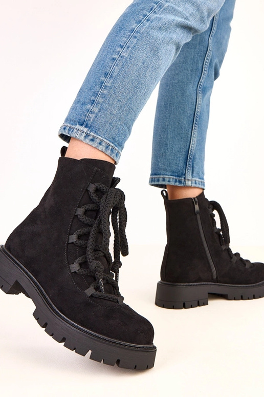 Bottines noires avec lacet décoratif... Bottines noires avec lacet décoratif...