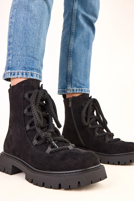 Bottines noires avec lacet décoratif... Bottines noires avec lacet décoratif...