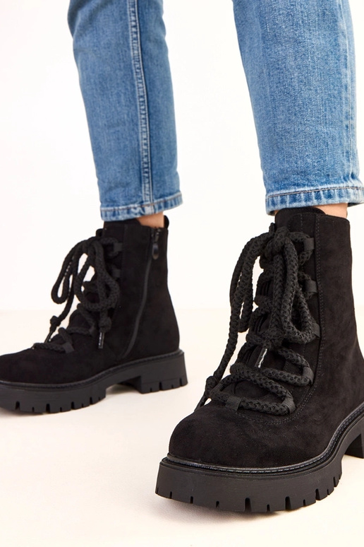 Bottines noires avec lacet décoratif... Bottines noires avec lacet décoratif...