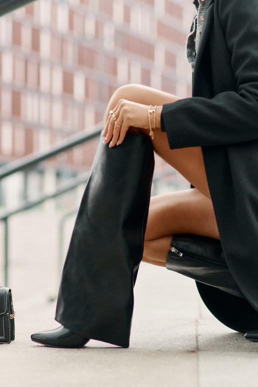 Bottes longues isolées à talons fins et partie supérieure découpée noires Tamonia