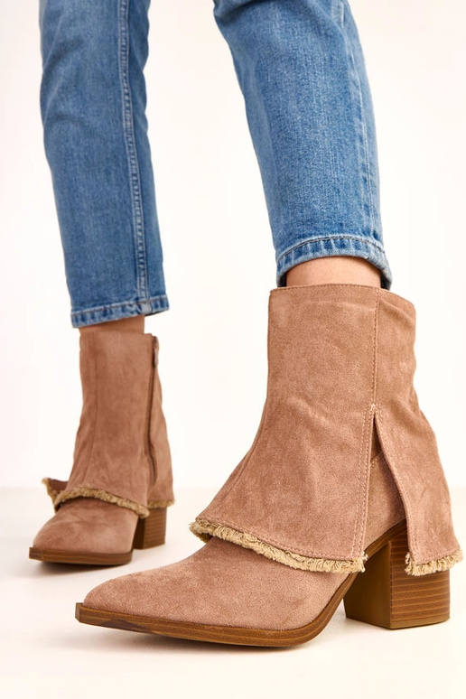Bottines beiges à talon avec tige... Bottines beiges à talon avec tige...