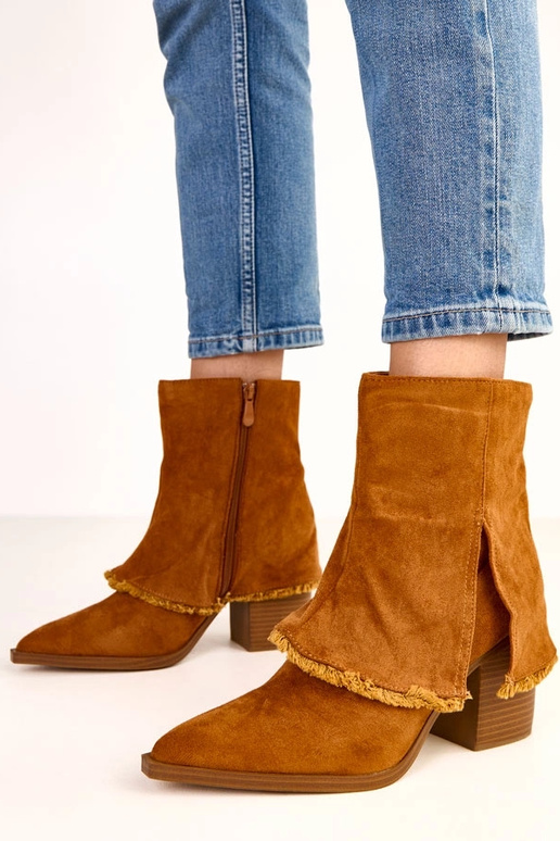 Bottines brunes à talon avec tige... Bottines brunes à talon avec tige...