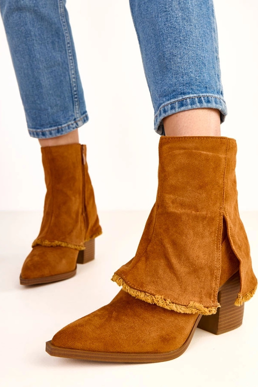 Bottines brunes à talon avec tige... Bottines brunes à talon avec tige...