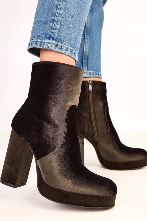Bottines vertes brillantes à talon... Bottines vertes brillantes à talon...
