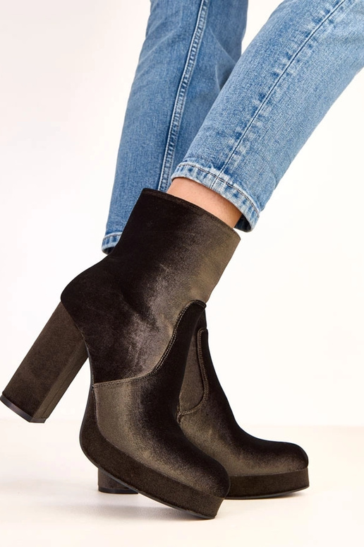 Bottines vertes brillantes à talon... Bottines vertes brillantes à talon...