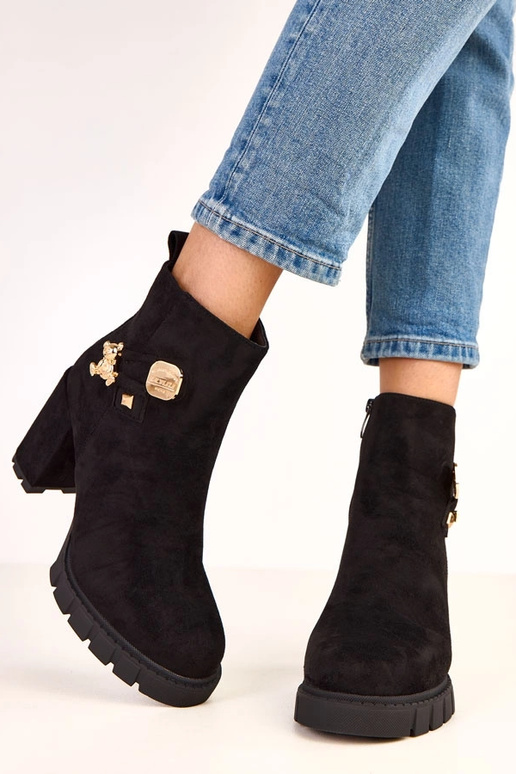 Bottines noires à talon avec... Bottines noires à talon avec...