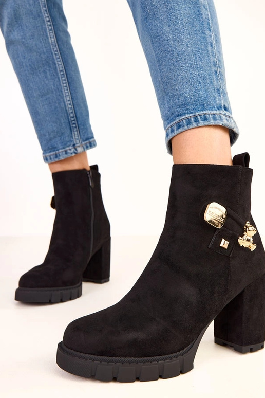 Bottines noires à talon avec... Bottines noires à talon avec...