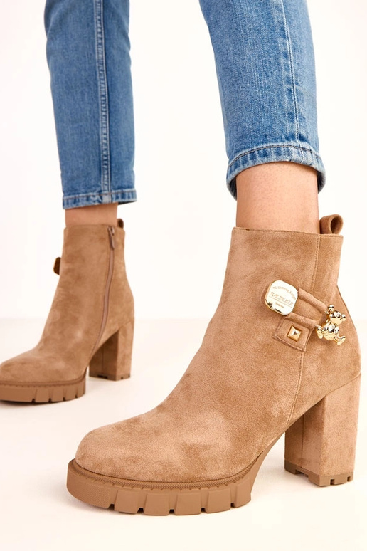 Bottines brunes à talon avec... Bottines brunes à talon avec...