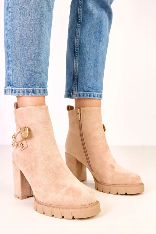 Bottines beiges à talon avec... Bottines beiges à talon avec...