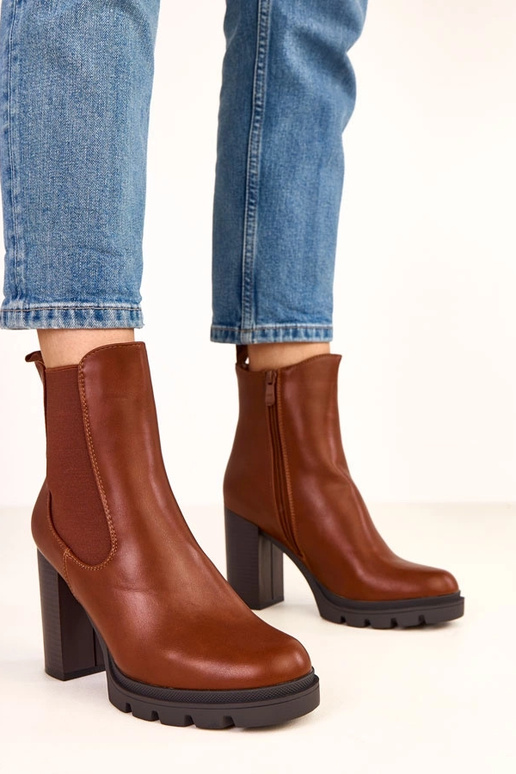 Bottines brunes à talon avec bande... Bottines brunes à talon avec bande...