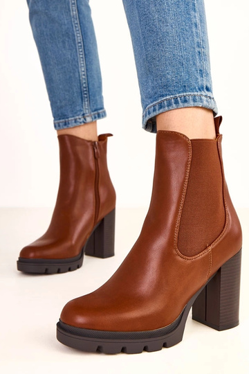 Bottines brunes à talon... 2