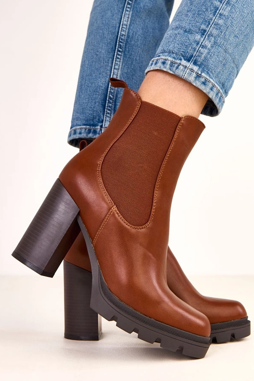 Bottines brunes à talon avec bande... Bottines brunes à talon avec bande...