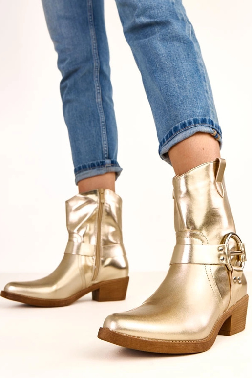 Bottes de cowboy dorées à talon avec... Bottes de cowboy dorées à talon avec...