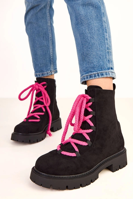 Bottines noires avec lacet décoratif... Bottines noires avec lacet décoratif...